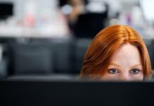 Foreigners in Poland Face New Digital Rules for Residence Applications pracownik-oczy.jpg