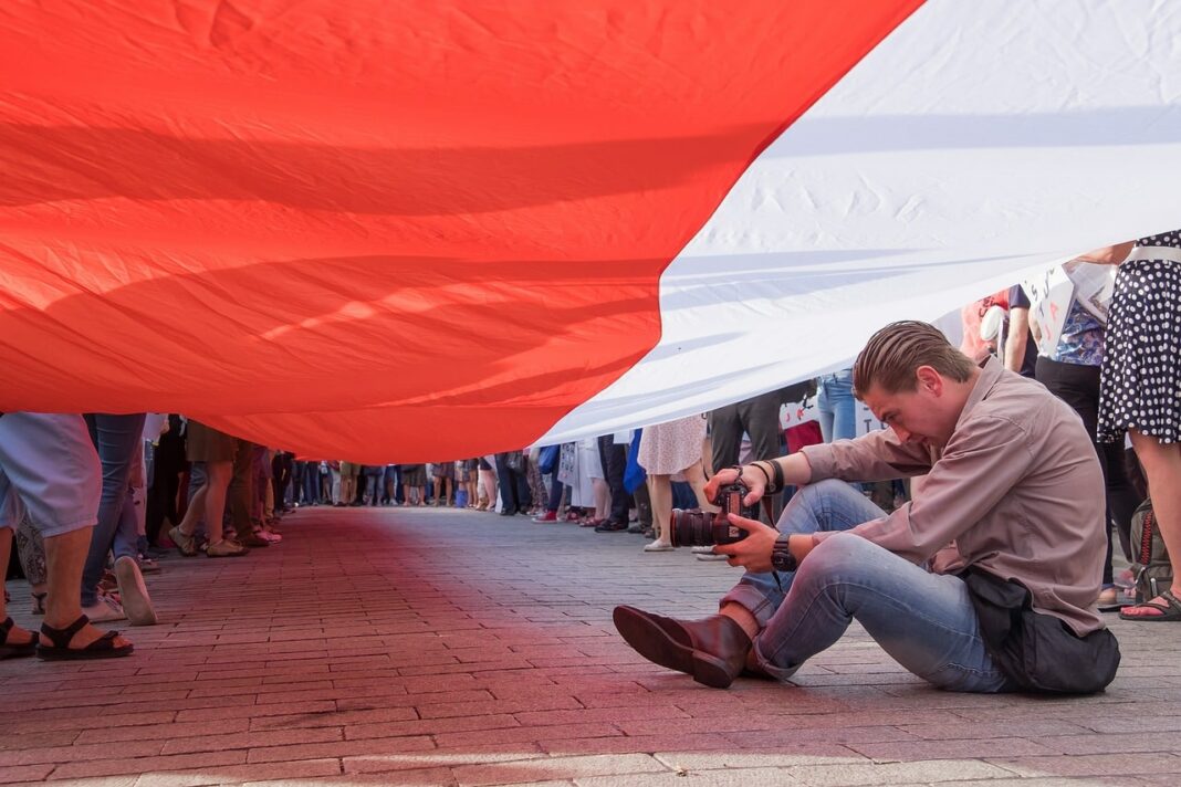 flaga-polska-marsz-protest.jpg