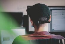Programmers and Testers Under Pressure from AI. IT Security Most Resistant to Automation programista-pracownik.jpg