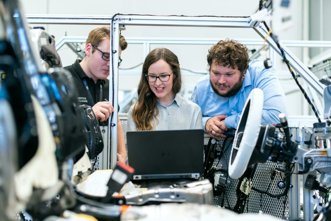 AGV and AMR Revolutionizing Automation in Modern Manufacturing