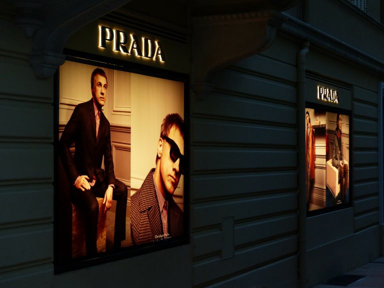 Dario Vitale odchodzi z Versace. Pierwszy w historii dyrektor kreatywny spoza rodziny znika tuż po przejęciu marki przez Pradę