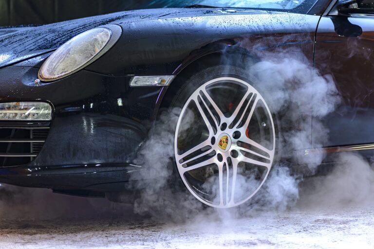 Zakup Porsche na firmę po okazyjnej cenie i automatyczny domiar akcyzy – organy nie mogą tak robić