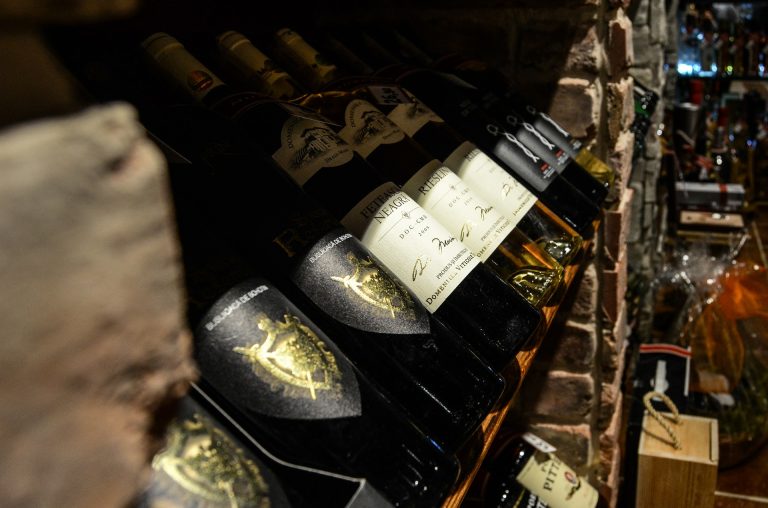 Polacy pokochali wino w pandemii. Rynek rośnie lecz cena wciąż najważniejsza
