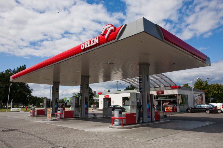 Promocja „30 gr na litrze” marketingowym strzałem w 10. Spadki wizyt na Orlenie mniejsze niż u konkurencji