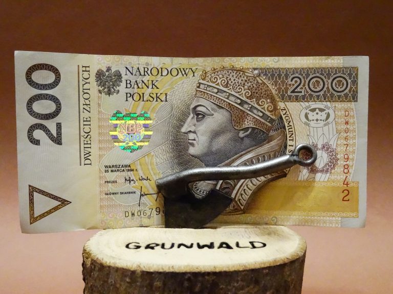 Polacy zalegają na prawie 100 mld złotych