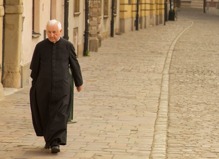 Raport o podatkach Kościoła. Duchowny płaci średnio 236 złotych podatku rocznie