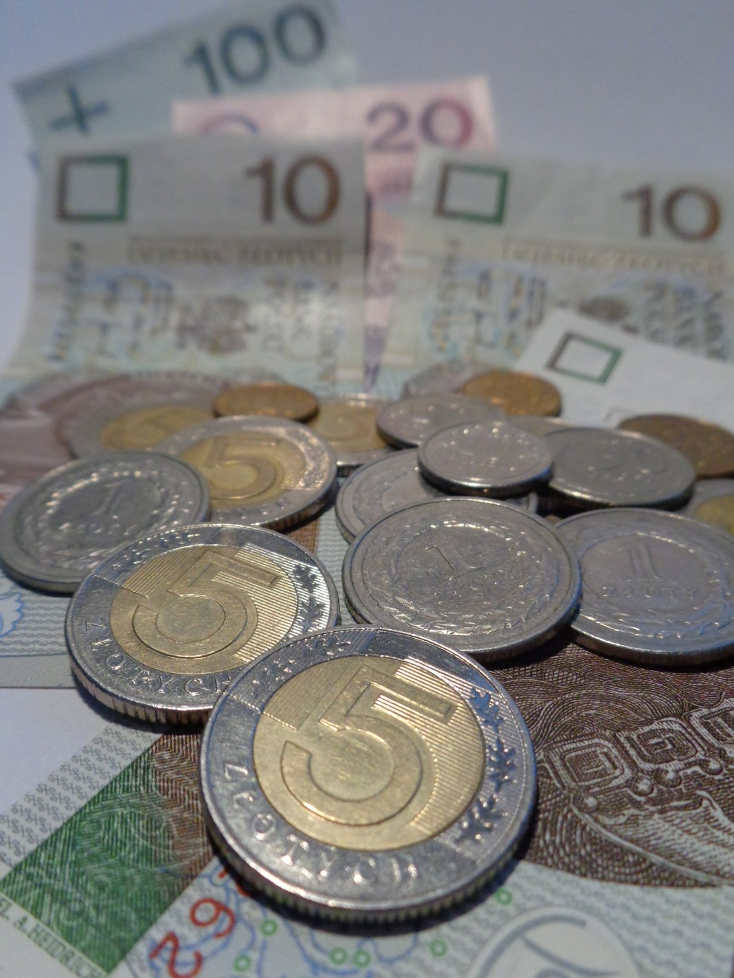 Jak bardzo jesteśmy zadłużeni? Po jakie kredyty sięgamy? Czy w najbliższych latach przybędzie kredytobiorców?