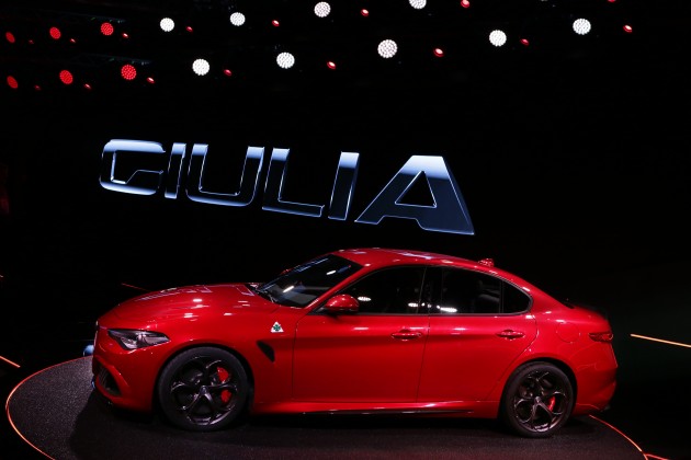 Aby osiągnąć najlepszy stosunek masy do mocy (poniżej 3 kg/KM), Alfa Romeo Giulia łączy niezwykłe osiągi z szerokim zastosowaniem ultralekkich materiałów, takich jak: włókno węglowe, aluminium i kompozyt aluminium i tworzywa.