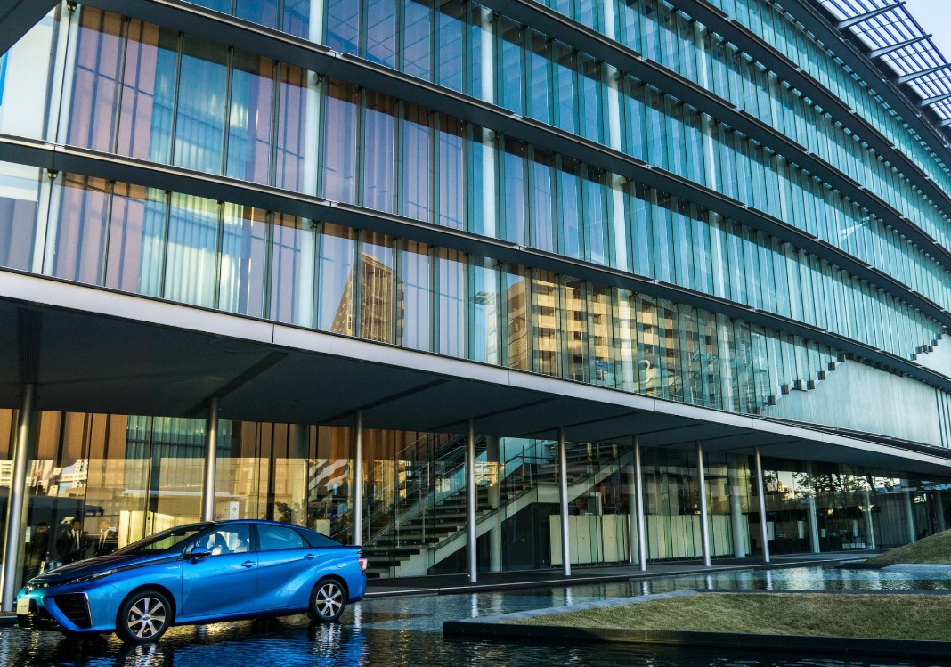 Pierwszy seryjny model na wodorowe ogniwa paliwowe – Toyota Mirai