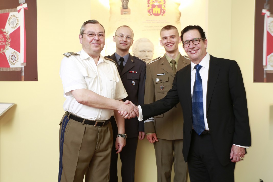 Thomas Vecchiolla – Prezes Raytheon International Inc. oraz po lewej Rektor-Komendant gen. bryg. prof. dr hab. inż. Zygmunt Mierczyk –Wojskowa Akademia Techniczna
