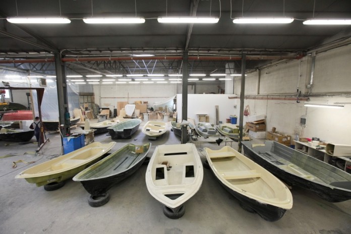 Zdjęcia z procesu projektowania i produkcji łodzi Admiral Boats