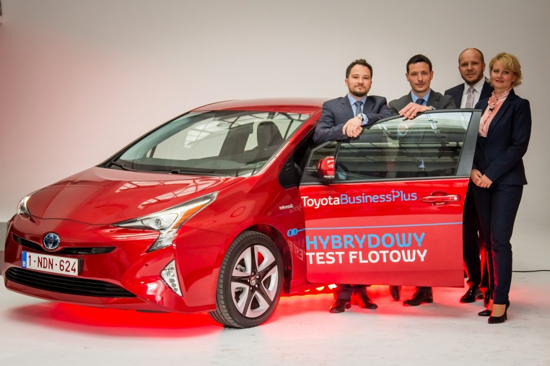 Przekazanie nowej Toyoty Prius 4 generacji