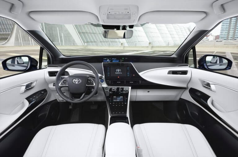 Tesla S kontra Toyota Mirai: akumulatory czy wodór?