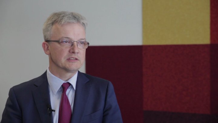Polacy coraz częściej kupują produkty bankowe w kanałach zdalnych. Banki inwestują więc w bankowość mobilną, internetową i contact center