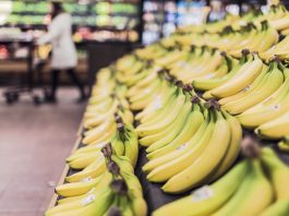 sklep owoce banany supermarket