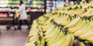 sklep owoce banany supermarket