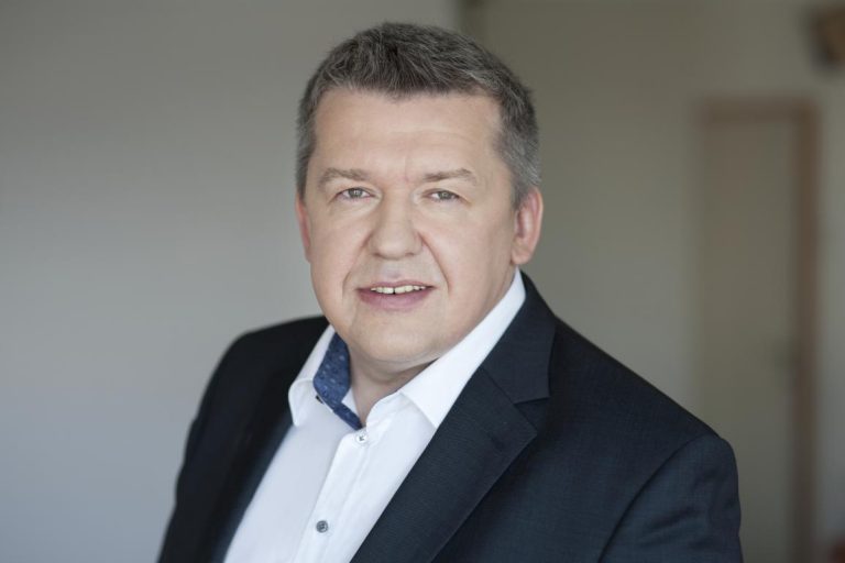 Oszczędna, lecz przyspieszająca adaptacja technologii dominującym trendem 2017 r.