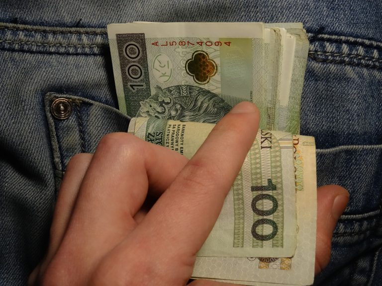 Polacy żyją chwilą – kupujemy bez listy i nie odkładamy na emeryturę