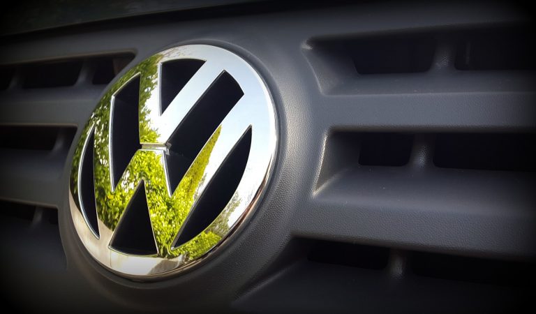 Volkswagen przyspiesza elektromobilną i cyfrową transformację