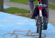 Otwarto pierwszą w Polsce świecącą ścieżkę rowerową