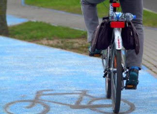 Otwarto pierwszą w Polsce świecącą ścieżkę rowerową