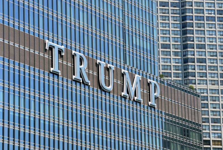 Ekspansja marki Trump: od luksusowych nieruchomości po stabilnecoiny i sieci komórkowe