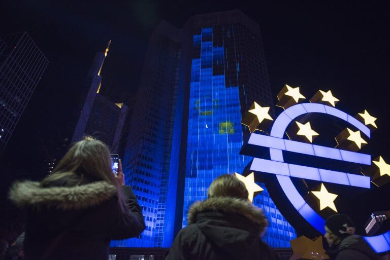 Kurs euro na szczytach