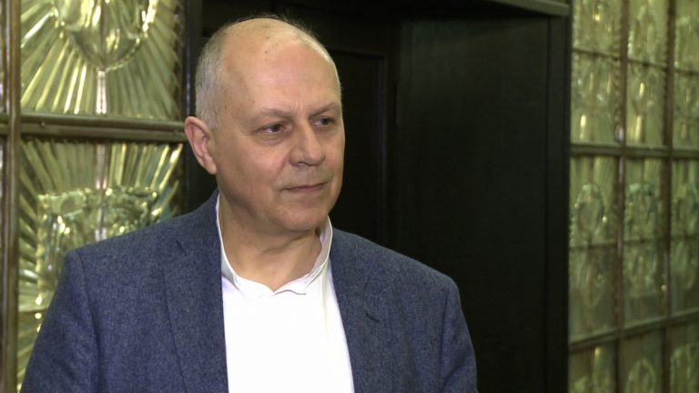 Problem z brakiem wody w sanitariatach podczas m.in. katastrof humanitarnych rozwiązny przez polskiego wynalazcę