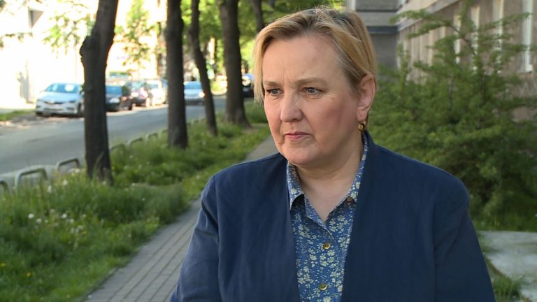 Unia kończy z roamingiem, ale Polacy wciąż będą za niego płacić. Regulatorzy rynku grożą operatorom karami finansowymi