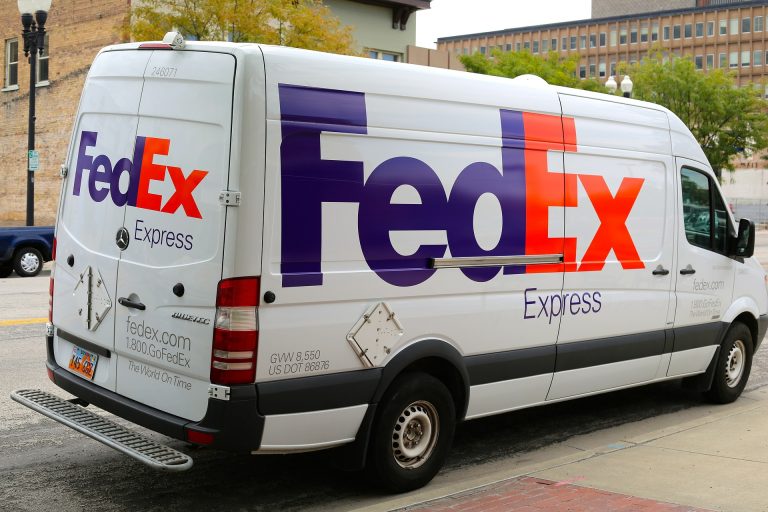 FedEx: blisko trzy czwarte dorosłych Polaków świąteczne zakupy zrobi w internecie
