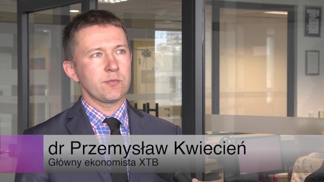 Powoli zmienia się polityka banków centralnych
