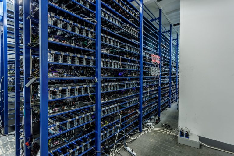 Wydobywanie kryptowalut – jak zbudować centrum danych?