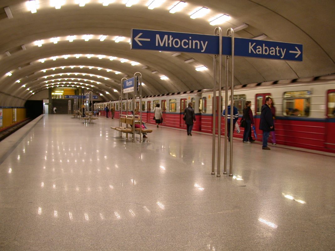 metro warszawa ludzie