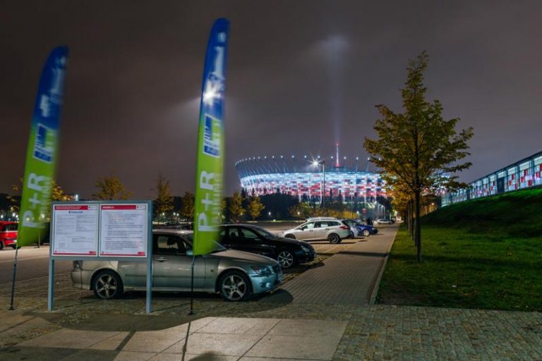 Do 2020 roku wszystkie parkingi „Parkuj i jedź” w Warszawie mają posiadać stacje doładowań
