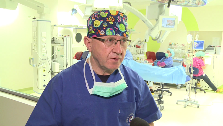 Polscy lekarze wyznaczają standardy w leczeniu uszkodzeń słuchu. W Kajetanach najnowszej techniki diagnostycznej i chirurgicznej uczą się chirurdzy z całego świata 8