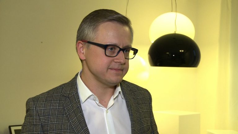 Specjalna bransoletka wielkości zegarka pomoże przewidzieć atak padaczki. Zmierzy także poziom <a title=