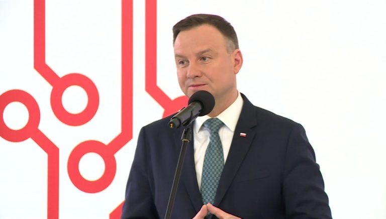Prezydent: zastąpienie aut spalinowych zapewni czystsze powietrze. Powinniśmy w tym kierunku podążać