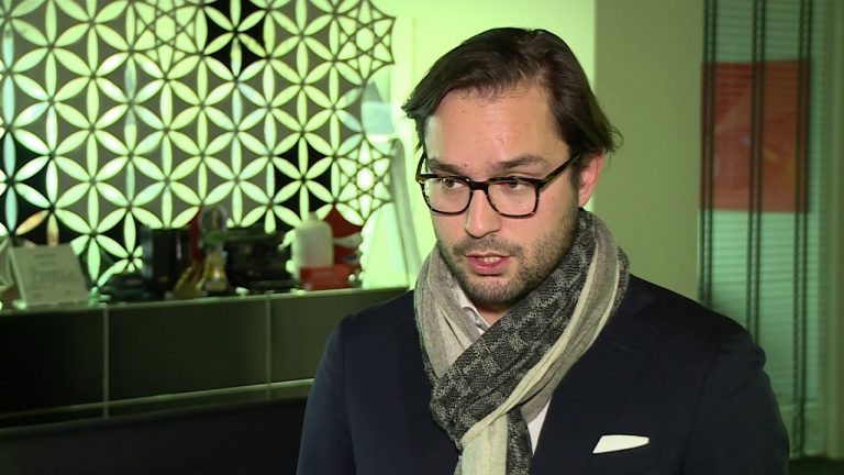 Zakup aut elektrycznych coraz bardziej opłacalny. Rozwój rynku może jednak zablokować brak stacji ładowania i problemy z produkcją baterii