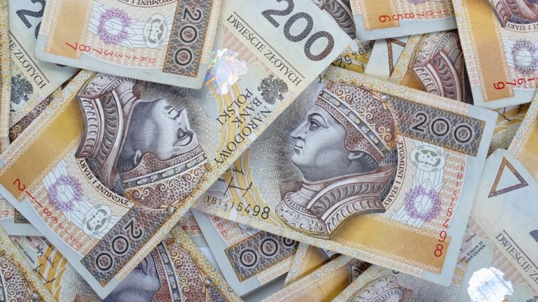 Złoty nieco mocniejszy, inwestorzy patrzą na UK