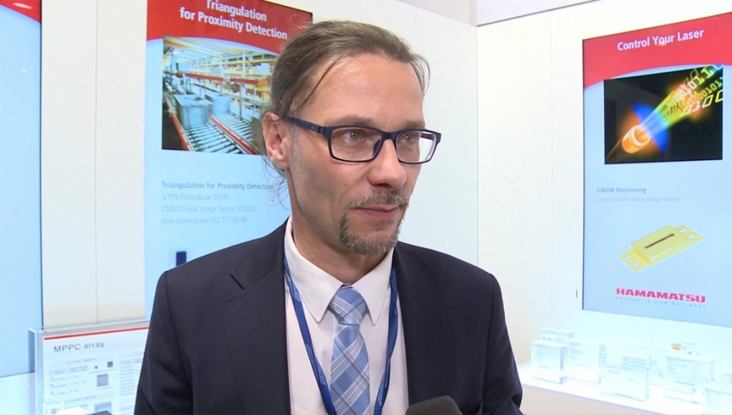 Bezpieczeństwo jazdy poprawią wyświetlacze z rozszerzoną rzeczywistością. W przyszłości mogą trafić także do smartfonów