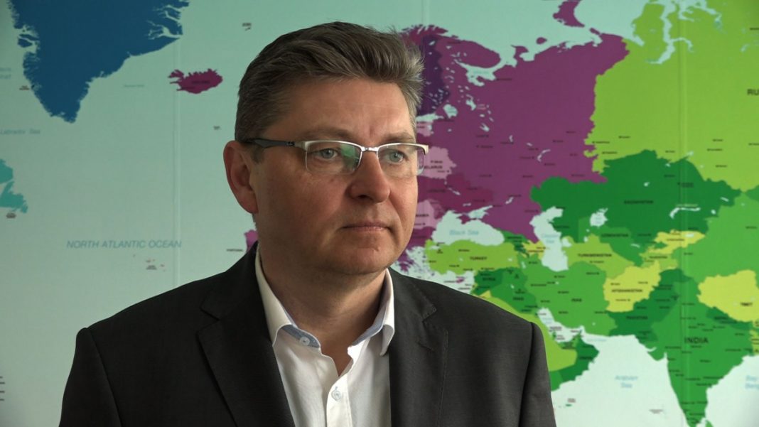 Wypoczynek pod plamami lub na stoku zamiast świątecznego stołu. Polacy coraz częściej spędzają Wielkanoc za granicą