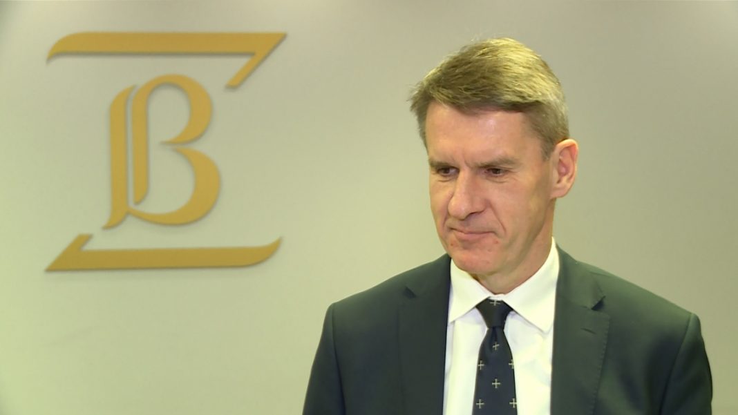 Klienci banków stawiają na płatności bezgotówkowe. W szybkim tempie rośnie popularność przelewów natychmiastowych