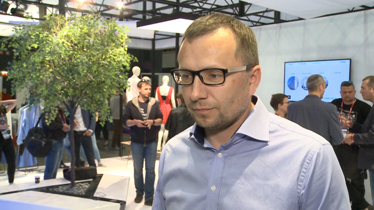 Marki odzieżowe stawiają na nowe technologie. Dzięki inteligentnym przymierzalniom czy elektronicznym metkom sprzedaż ubrań może znacząco wzrosnąć 2