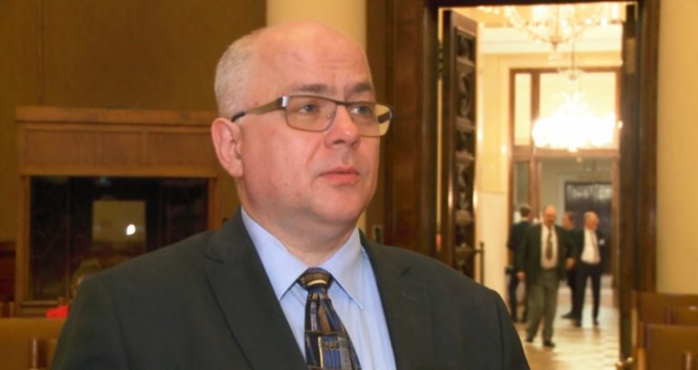 Nawet co trzecia praca dyplomowa nosi znamiona plagiatu. Jednolity System Antyplagiatowy pomoże walczyć z problemem, ale go nie wyeliminuje