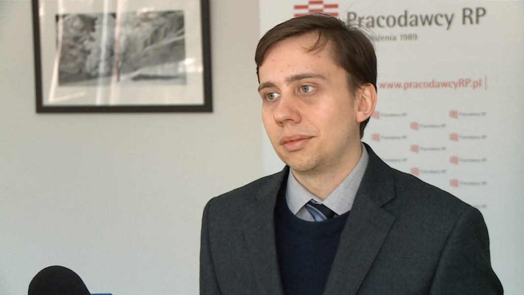 Polacy muszą gromadzić dokumenty o osiąganych zarobkach na bieżąco. To pozwoli im otrzymać wyższą emeryturę
