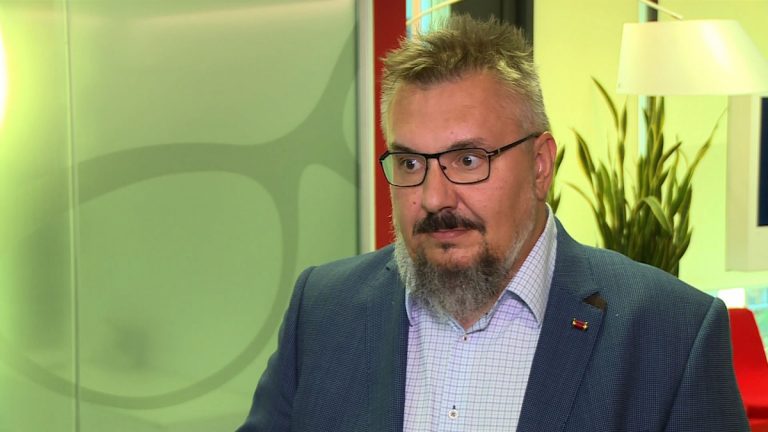 83 proc. Polaków używa okularów przeciwsłonecznych niezapewniających właściwej ochrony. Najczęściej kupują je w drogeriach, supermarketach lub na bazarach
