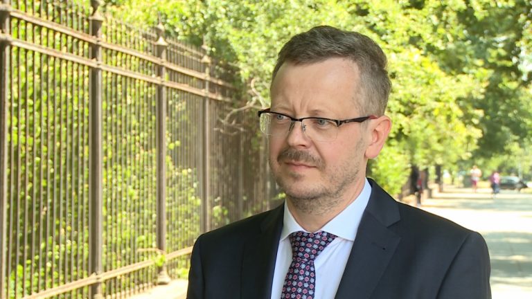 Ponad połowa Polaków regularnie <a title=