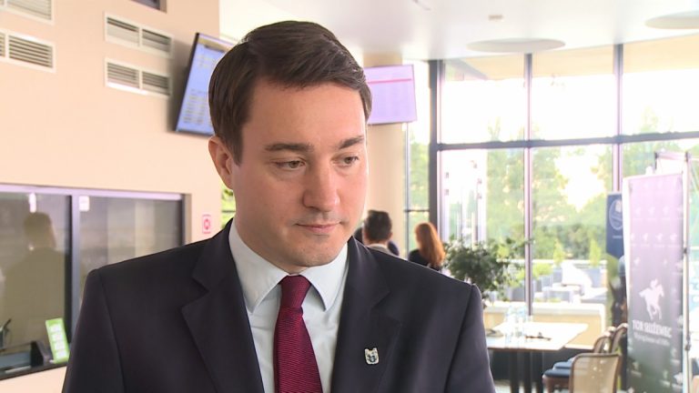 Rośnie prestiż wyścigów konnych w Polsce. Wyższe nagrody i modernizowane tory przyciągają coraz większą publiczność
