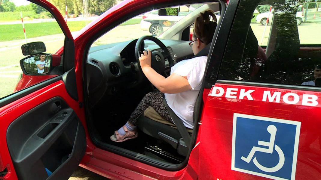 Auta sterowane joystickiem, a w przyszłości głosem pomogą niepełnosprawnym, nawet z paraliżem rąk i nóg