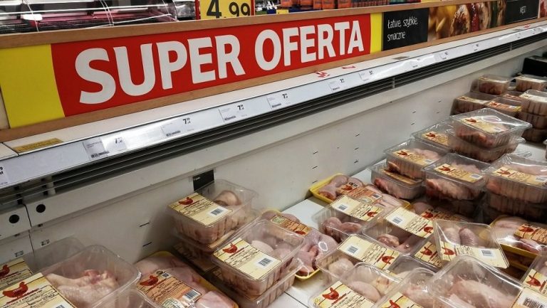 Jesienią mięso z kurczaków i indyków może wyraźnie zdrożeć